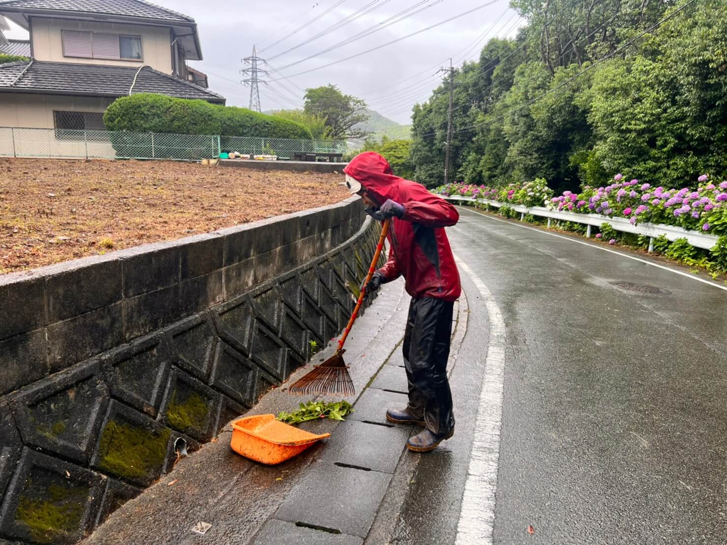 最後は隣接する道路や隣地を清掃して作業完了。